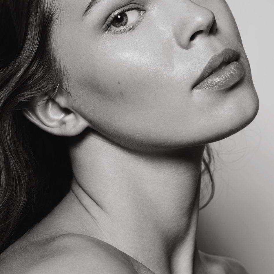 Dr. Ulaş Bali performing Botox treatments to smooth wrinkles and fine lines, enhancing a natural, youthful facial appearance.