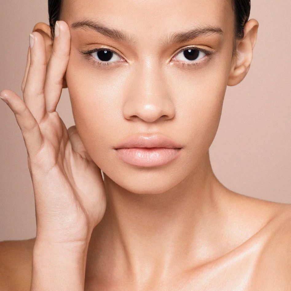 Dr. Ulaş Bali rejuvenating facial features with a facelift to smooth wrinkles and restore youthful contours.