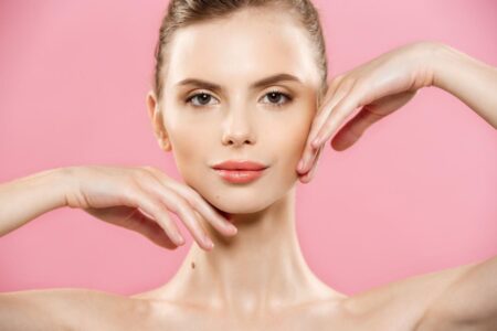 Surgeon using robotic system for precise facial aesthetic surgery in modern clinic